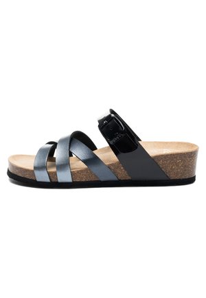 Kilesandal med korksål, tre metalliske blå remme, der krydser fronten, og en sort justerbar strop med spænde omkring anklen.