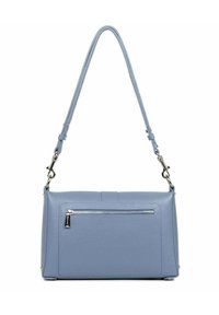 Lichtblauwe leren handtas met een gestructureerde rechthoekige vorm, een verstelbare schouderband en een voorzak met rits. Textuur op het oppervlak.
