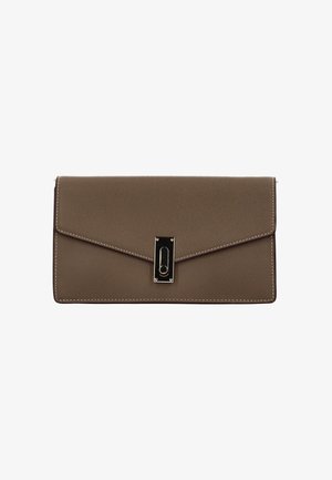 Rechthoekige bruine leren clutch met envelopvormige flap en rechthoekige goudkleurige draaivergrendeling, witte stiksels langs de randen.