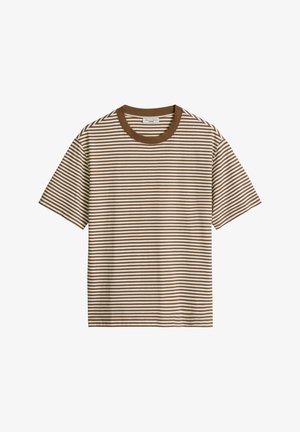 T-shirt z krótkim rękawem i okrągłym dekoltem, z wąskimi brązowymi i białymi poziomymi paskami, z jednolitym brązowym kołnierzem.