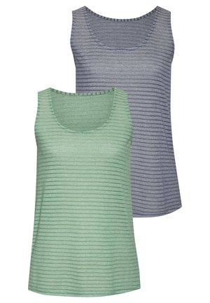 Zwei ärmellose Tops: eines grün mit horizontalen Streifen, das andere blau mit ähnlichen Streifen. Leichtes, weiches Material, Rundhalsausschnitt-Design.