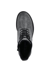 Botín con cordones hasta el tobillo, con un exterior texturizado en gris, que incluye una cremallera lateral y detalles en negro. Suela duradera con una forma aerodinámica.