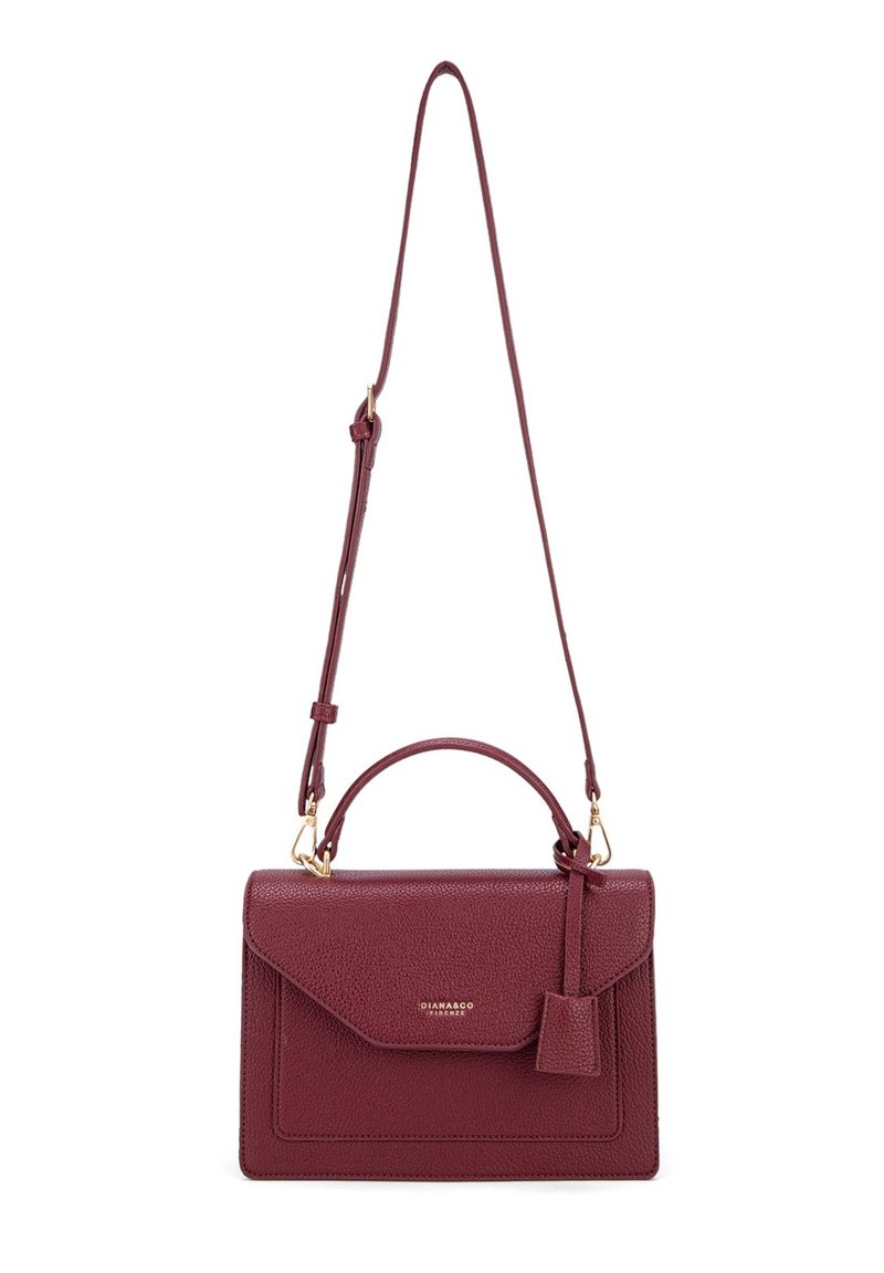 Bordeaux lederen handtas met een gestructureerde vorm, bovenhandvat en verstelbare schouderriem. Beschikt over een voorgesloten flap en gouden hardware.