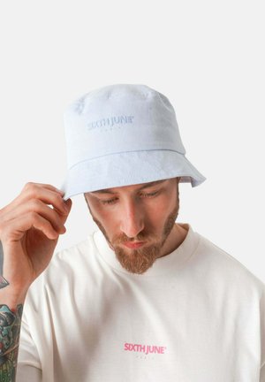 Sombrero de cubo de algodón azul claro con el logotipo bordado "SIXTH JUNE" en la parte frontal. Cuenta con un ala ancha y flexible y una textura suave.