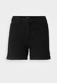 Shorts de mezclilla negra con cintura alta, dobladillos enrollados y bolsillos frontales. Textura suave con trabillas para cinturón y cierre de botón.