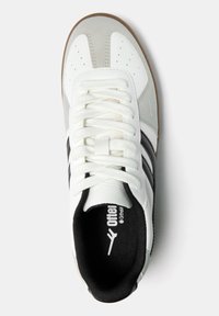 Weiße und graue Sportschuhe mit Schnürdesign, perforierter Zehenpartie, schwarzen Akzenten und einer strukturierten Gummisohle.