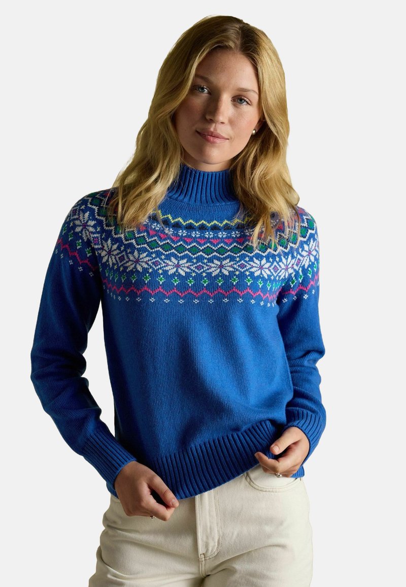 Zila adīta džemperis ar augstu ribotu apkakli, kuram ir daudzkrāsains ģeometrisks raksts un ribotas piedurknes un apakša. Ikdienas piegriezums.