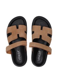 Bruine suède sandalen met zwarte zolen, voorzien van twee brede bovenriemen met uitsnijdingen, verstelbare gespsluiting en logo op de binnenzool.