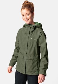 Giacca impermeabile verde con cappuccio, zip frontale e due tasche. Tessuto leggero e superficie liscia, adatto per l'uso all'aperto.