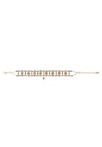 Bracelet en ton doré avec des médaillons ronds alternés et des gemmes rouges, présentant un accent en forme de goutte d'eau. Chaîne ajustable avec un fermoir à lobster.