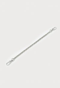 Bracelet en métal argenté avec des maillons entrelacés, fermoirs à clip à chaque extrémité, texture lisse et finition polie.