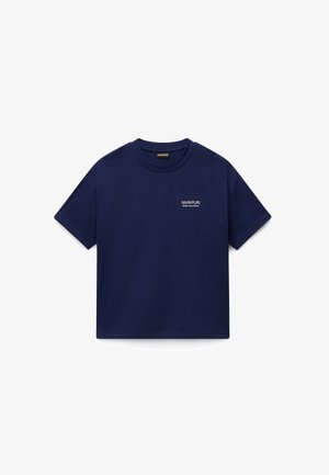 Tumši zils kokvilnas T-krekls ar īsām piedurknēm, apaļu kakla izgriezumu un mazu baltu logotipu kreisajā pusē. Mīksta tekstūra un vaļīgs piegriezums.