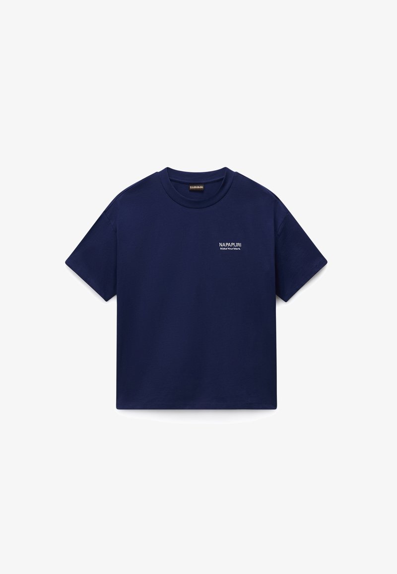 Μπλε ναυτικό βαμβακερό μπλουζάκι με κοντά μανίκια, στρογγυλή λαιμόκοψη και μικρό λευκό λογότυπο στη αριστερή πλευρά. Μαλακή υφή και άνετη εφαρμογή.