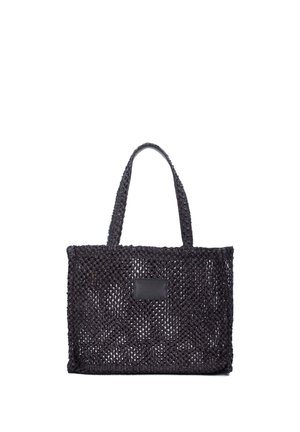 Borsa tote intrecciata nera con due spallacci e forma rettangolare, con una piccola toppa rettangolare al centro davanti.