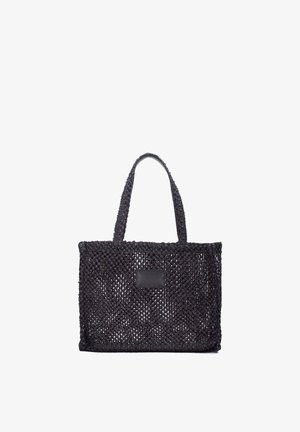 Borsa tote intrecciata nera con due spallacci e forma rettangolare, con una piccola toppa rettangolare al centro davanti.