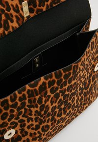 New Look Handväska - brown