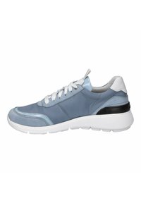 Sneaker in pelle azzurro chiaro con lacci bianchi, sovrapposizione in suede, accento nera sul tallone e suola bianca imbottita. Finitura liscia e strutturata.