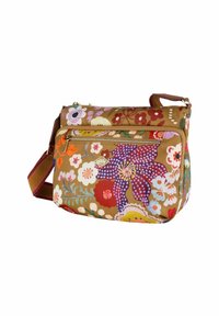 Borsa a tracolla in tessuto marrone caratterizzata da una varietà di motivi floreali colorati, una tasca frontale con zip e una tracolla con motivo.