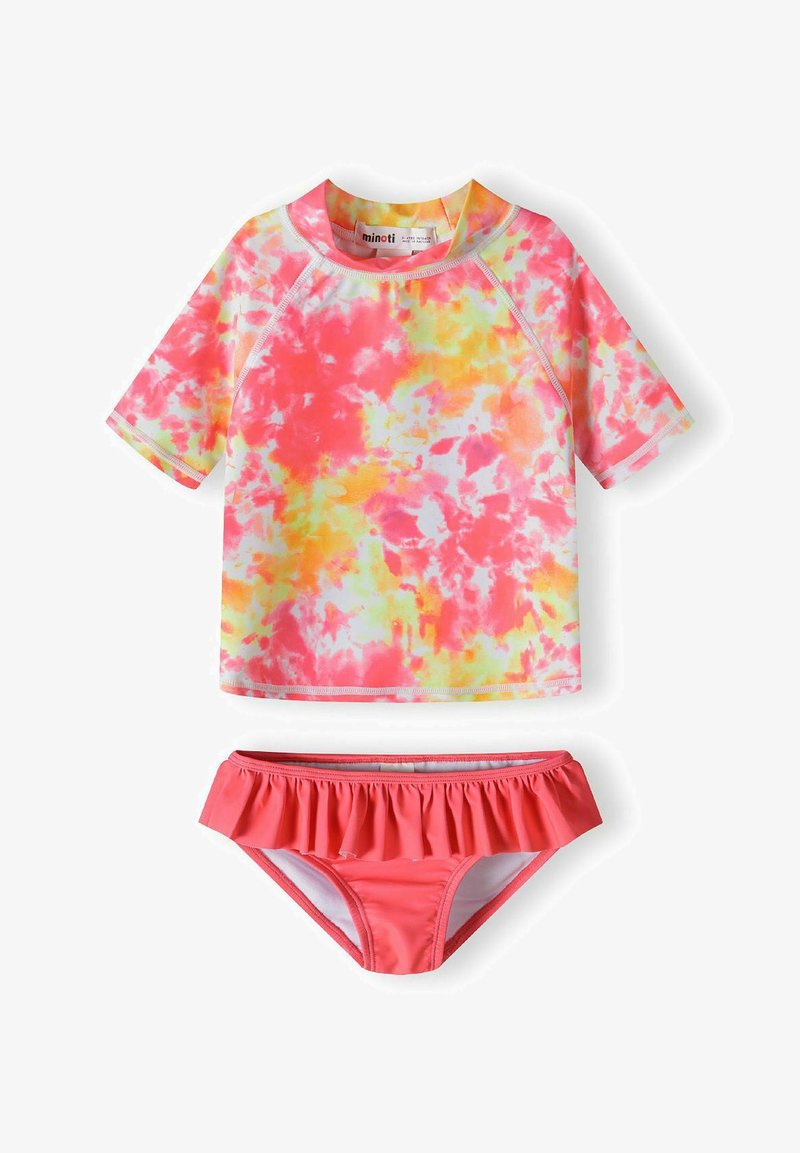 T-shirt de surf tie-dye rose et jaune à manches courtes au-dessus d'un bas de bikini corail à volants, fabriqué en tissu extensible pour le confort et l'ajustement.