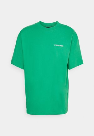 Camiseta de algodón verde con cuello redondo, mangas cortas y un logo blanco impreso en el pecho. Diseño sencillo y ajuste relajado.