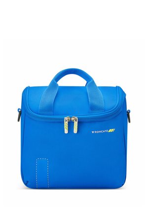 Bolsa de aseo de tela suave azul con doble cremallera, asa acolchada y logo Roncato en el frente.