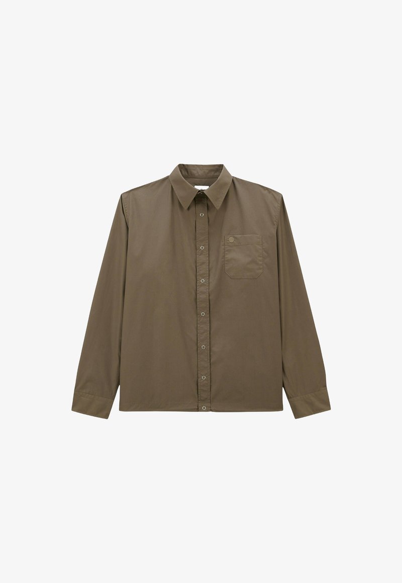 Chemise à manches longues marron avec un poche poitrine dotée d'une fermeture à bouton, présentée sur fond blanc.