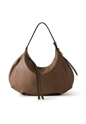 Borsa a tracolla in pelle marrone dal design morbido, con singolo manico e lunghi dettagli con nappine in pelle su sfondo bianco.