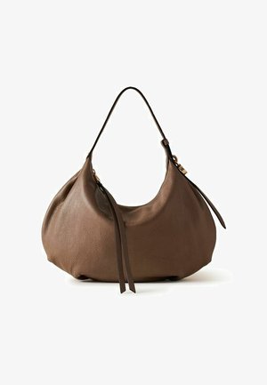 Borsa a tracolla in pelle marrone dal design morbido, con singolo manico e lunghi dettagli con nappine in pelle su sfondo bianco.