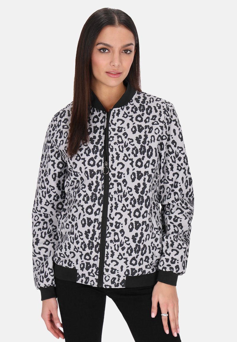 Bomber jacket s leopardím vzorem v bílé a černé barvě, s žebrovaným límcem, elastickými manžetami a předním zipovým zapínáním. Hladká textura tkaniny.