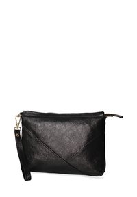 Pochette en cuir noir avec une finition texturée, présentant un design angulaire et une fermeture zippée. Inclut une sangle de poignet amovible.