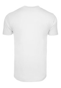T-shirt blanc à manches courtes, col rond, fabriqué en coton doux. Design simple avec une finition lisse et sans texture. Pas de motifs ni de détails imprimés.