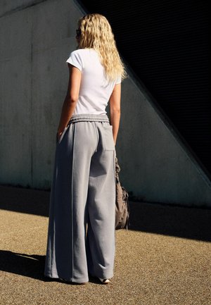 Self., REGULAR FIT - WIDE LEG JOGGERS - Jogginghose - charcoal grey
