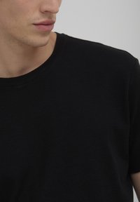 Calliope GIROCOLLO TINTA - T-shirt basic - nero