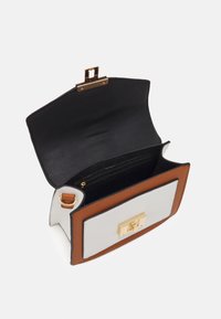 Malá obdélníková kabelka s černým interiérem, bílou přední částí, hnědým obložením a zlatým zapínáním, zobrazená otevřená s vnitřní kapsou na zip.