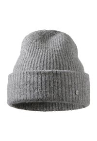 Grijze geribbelde gebreide beanie met een zachte textuur, voorzien van een opgerolde rand en een metalen logo-accent aan de zijkant.