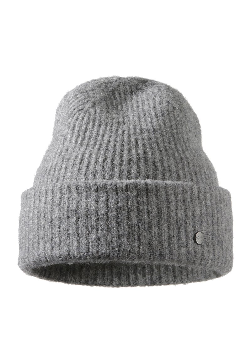 Grijze geribbelde gebreide beanie met een zachte textuur, voorzien van een opgerolde rand en een metalen logo-accent aan de zijkant.