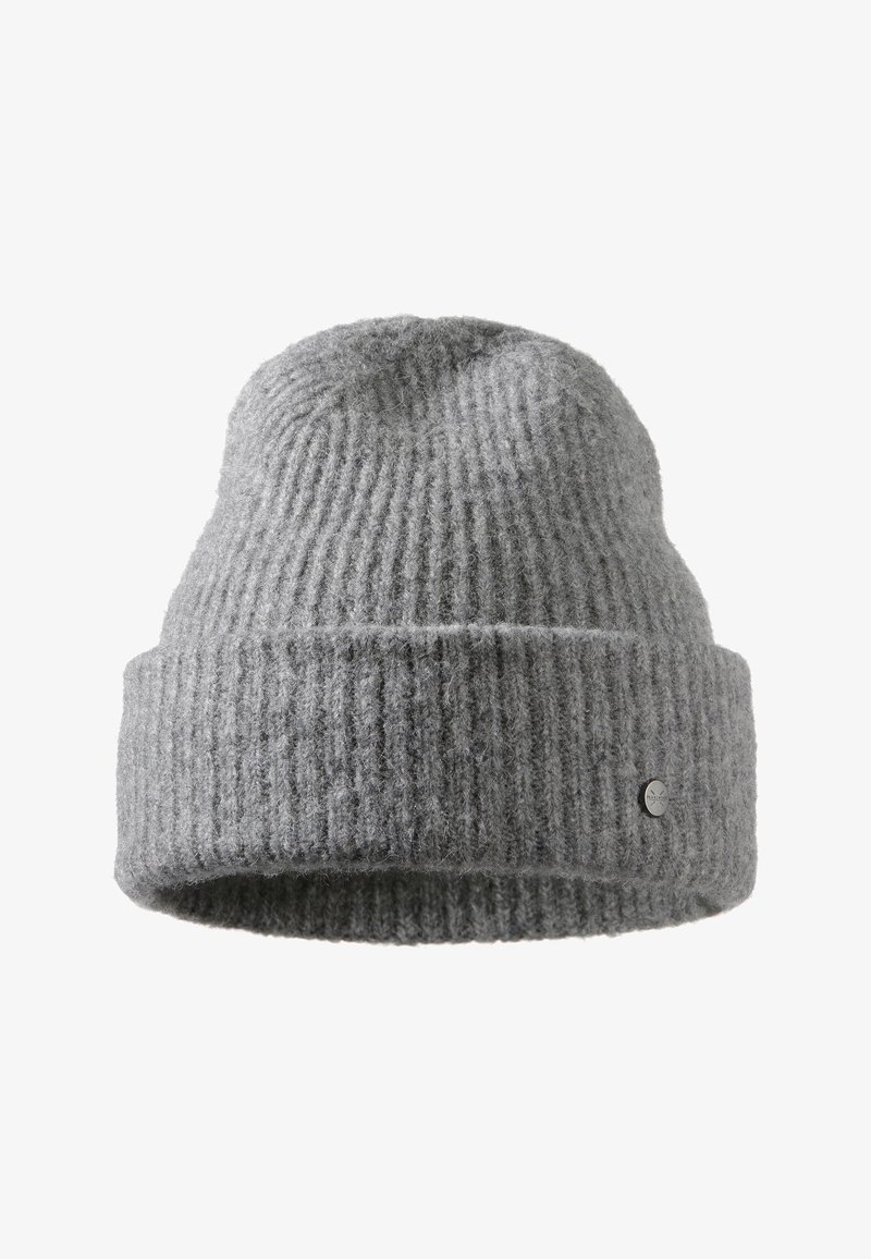 Šedá pletená čepice s ribováním a měkkou texturou, s vyhnutým lemem a kovovým logem na boku.