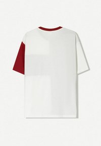 T-shirt bianco in cotone con maniche corte rosse e scollo rosso. Presenta una vestibilità comoda e un design minimale senza grafiche o motivi.