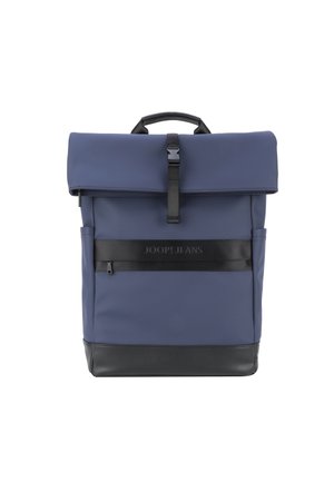 Marineblaue Rucksack mit gerolltem Oberteil, schwarzen Akzenten, verstellbaren Trägern und einem Logo-Band auf der Vorderseite. Hergestellt aus glattem, wasserabweisendem Material.