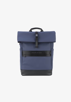 Sac à dos bleu marine avec un haut enroulé, accents noirs, bretelles ajustables et une bande logo à l'avant. Fabriqué en matériau lisse et résistant à l'eau.