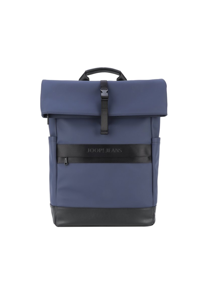 Mochila azul marino con parte superior enrollable, acentos en negro, correas ajustables y una banda con logo en la parte frontal. Fabricada con material suave y resistente al agua.