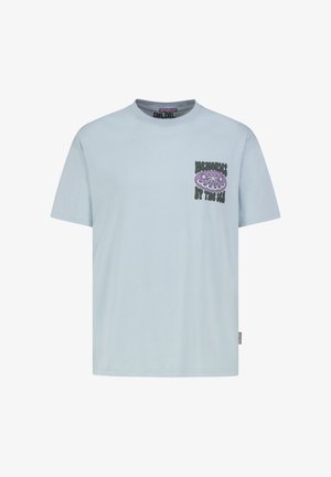 Hellblaues T-Shirt mit kurzen Ärmeln, mit dem Schriftzug „Memories by the Sea“ und einer lila Palmen-Grafik auf der linken Brust.