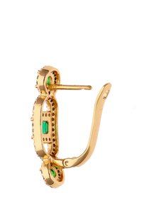 Aranyszínű fülbevalók összetett pöttyös mintával, zöld téglalap alakú díszítéssel és ívelt horgos kialakítással.