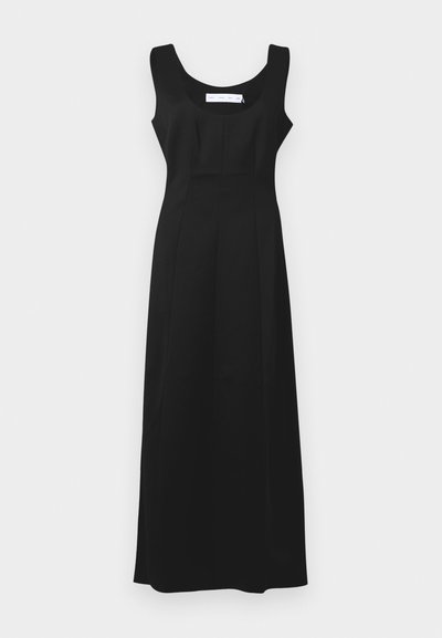 Rochie maxi neagră, fără mâneci, cu decolteu rotund, având un corset ajustat și fustă fluidă. Material neted cu un ușor luciu.