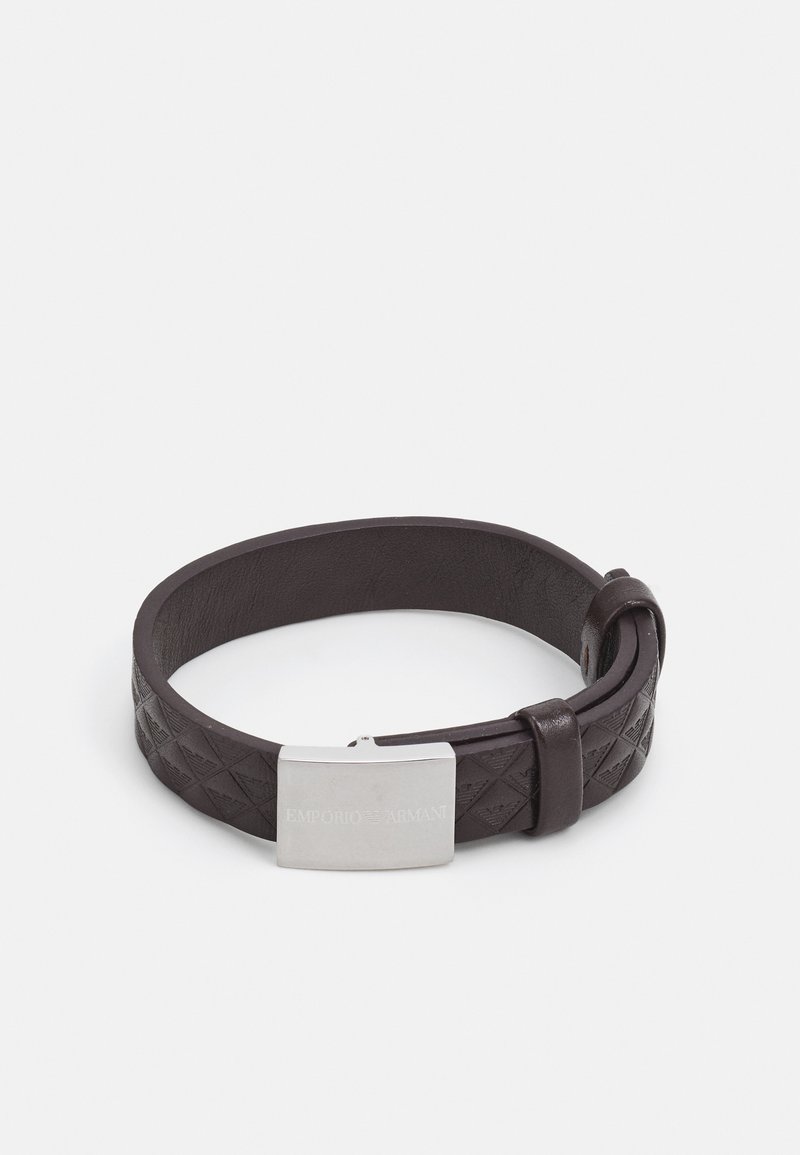 Mørkebrun lærarmbånd med et teksturert flettet design og en sølvfarget metallspenne med preget merke.