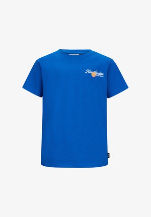 Niebieska koszulka z krótkim rękawem z małym białym i pomarańczowym logo „New Leaders Retour Jeans” na lewej piersi.