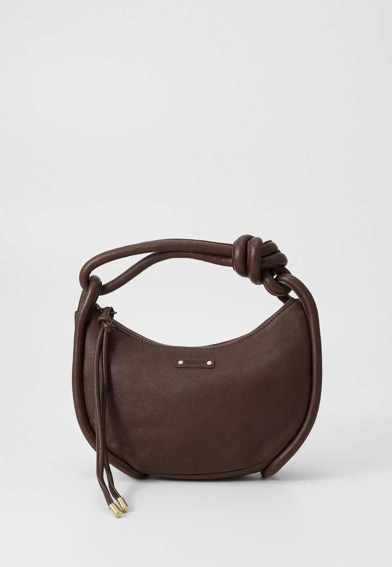 Borsa a tracolla in pelle marrone con forma curvata, manico annodato e chiusura con zip. Accento in metallo dorato su un lato e superficie testurizzata.