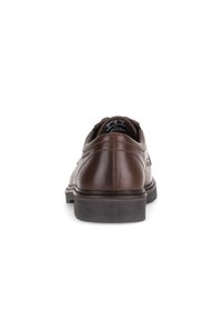 Bruine leren dresschoenen met een ronde neus, een gladde oppervlakte en een vlakke zwarte zool. Voorzien van stikselaccenten langs de zijkanten.