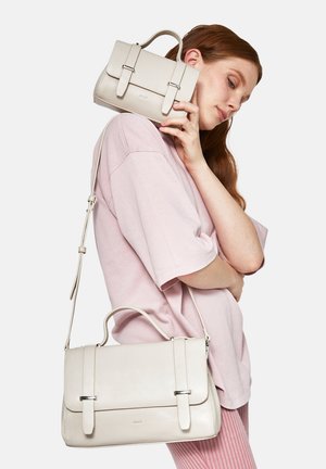 Due borse in pelle beige: una piccola con manico superiore e una più grande con tracolla. Entrambe hanno minuterie e cinghie in argento.