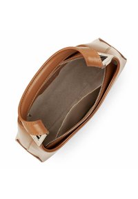Sac à main en cuir tan avec une finition lisse, fermeture éclair et doublure intérieure de couleur claire. Comprend des poignées texturées marron et des accents en métal.